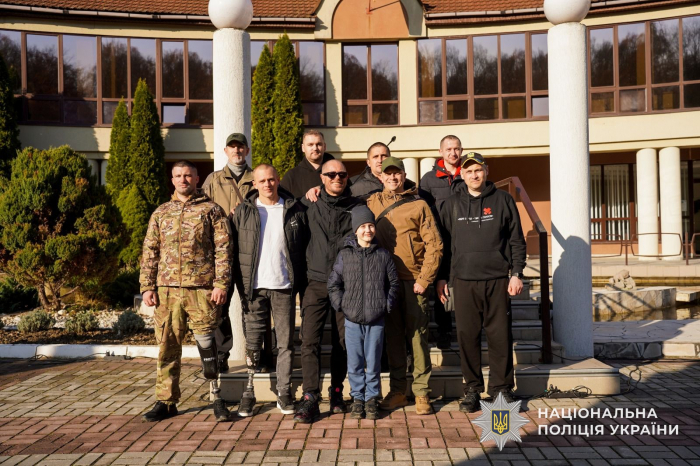 Пісня для захисників: на Закарпатті соліст гурту «Шабля» Володимир Гейзер виступив для ветеранів війни