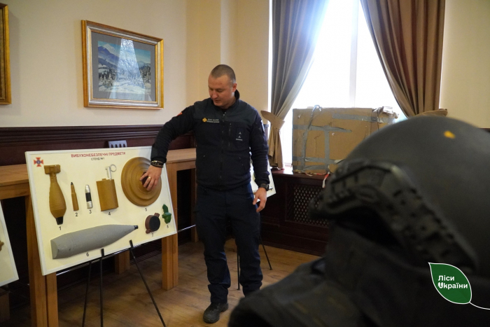На Закарпатті піротехніки ДСНС навчали лісівників правилам поводження з вибухонебезпечними предметами