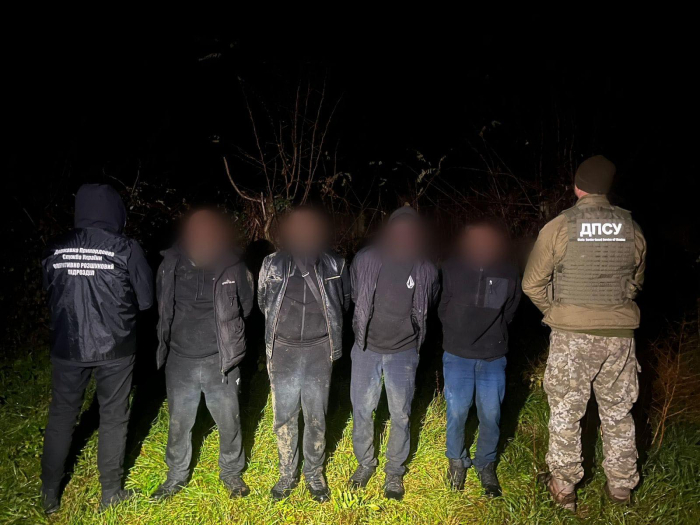 Троє чоловіків у супроводі провідника намагались незаконно потрапити в Румунію

