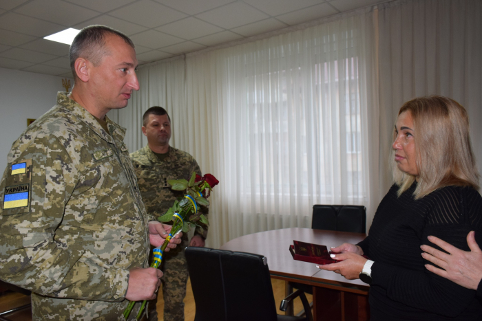 На Закарпатті дружині загиблого прикордонника передали державну нагороду
