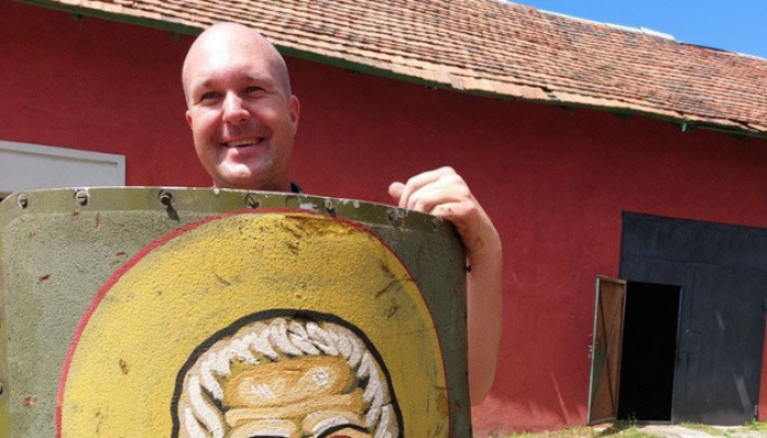 Поліцейський, що малює ікони: під час АТО долучився до лав Нацполіції, а в розпал війни відкрив виставку в закарпатському замку Сент-Міклош