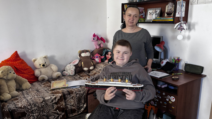 Любить географію та історію: як на Закарпатті живе хлопчик з міодистрофією Дюшена Денис Халус