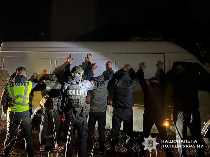 Під прикриттям гравійного бізнесу переправляли чоловіків через кордон: поліція Закарпаття викрила злочинне угруповання