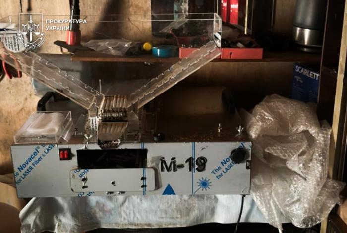 Судитимуть ужгородця, який в гаражі облаштував нелегальний тютюновий цех – прокуратура скерувала обвинувальний акт до суду