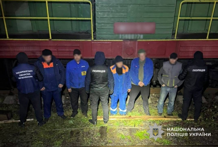 Поліція Закарпаття викрила групу залізничників, які викрадали дизпаливо з локомотивів «Укрзалізниці».