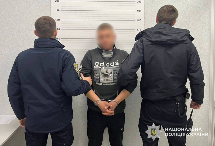 Поліцейські Ужгорода затримали зловмисника, який побив охоронця одного з місцевих магазинів