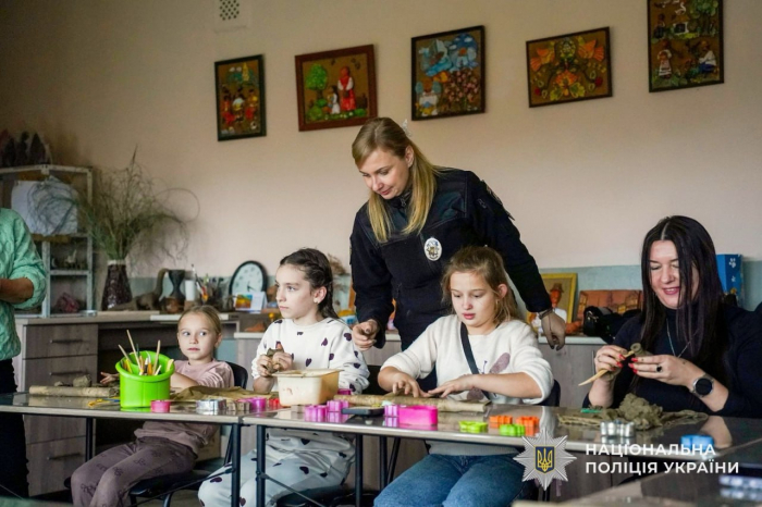 Поліцейські Закарпаття провели арттерапію для діток колег, які боронять нашу державу від ворога