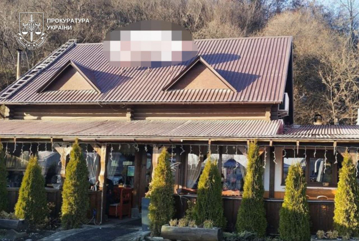 На Мукачівщині прокурори повідомили про підозру підприємниці, яка захопила сусідську землю під незаконно збудований комплекс відпочинку

