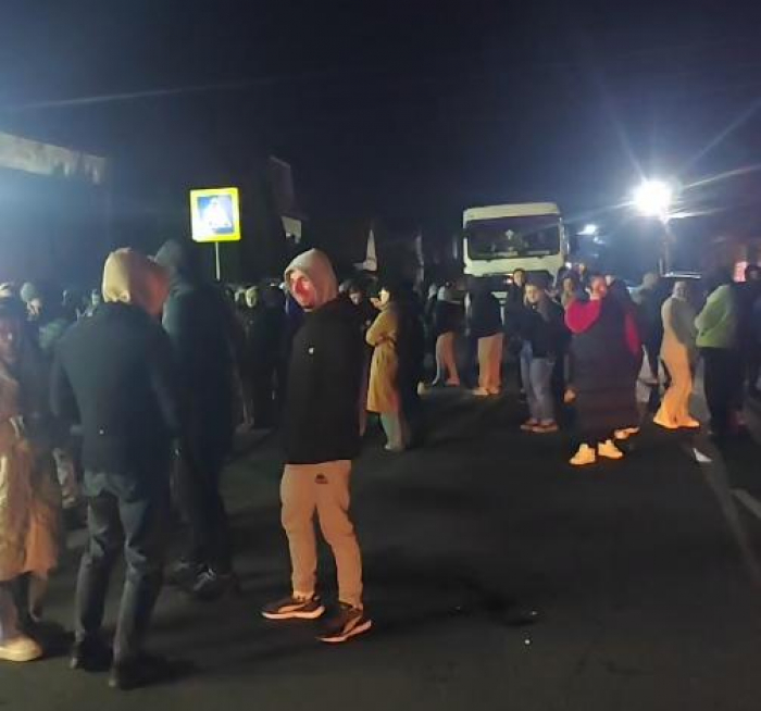 В Ізі на Хустщині місцеві жителі перекрили дорогу та спалили карантинний пост – протестують проти обмежень через спалах гепатиту А