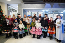 Школярі зі Словаччини щедрували і колядували у міській раді Ужгорода