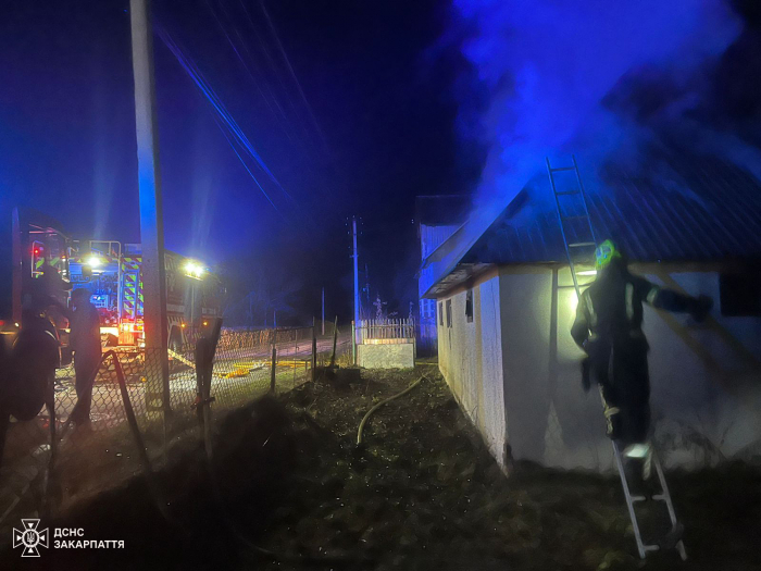 Бійці ДСНС спільно з вогнеборцями місцевої пожежної команди ліквідували на Тячівщині пожежу в надвірній споруді
