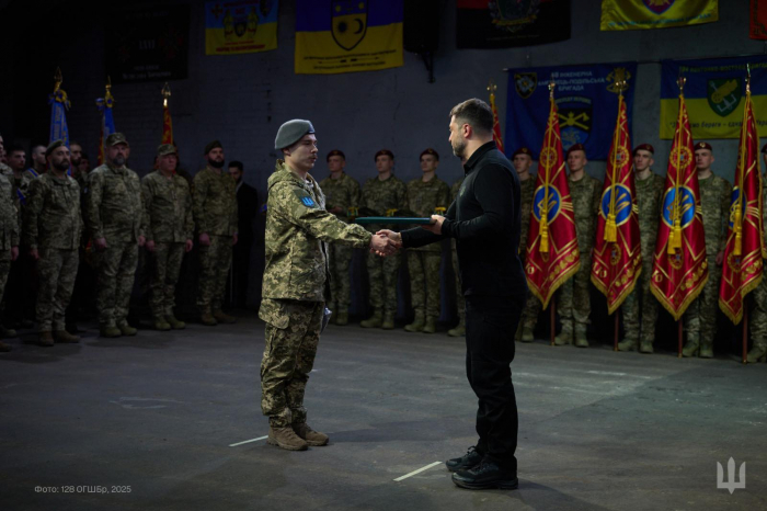 Офіцер 128-ї Закарпатської бригади отримав високу державну нагороду з рук Президента України