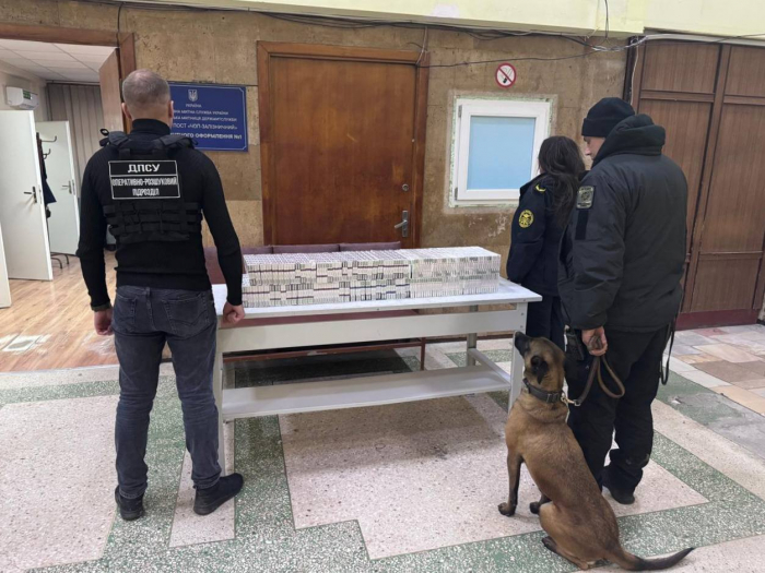 Пасажирці поїзда «Чоп - Захонь» на ходу підкинули баул із контрабандними сигаретами

