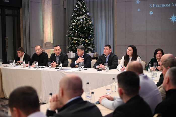 У Закарпатській ОВА відбулася підсумкова зустріч бізнесу і влади: говорили про ветеранів, молодь та розвиток економіки