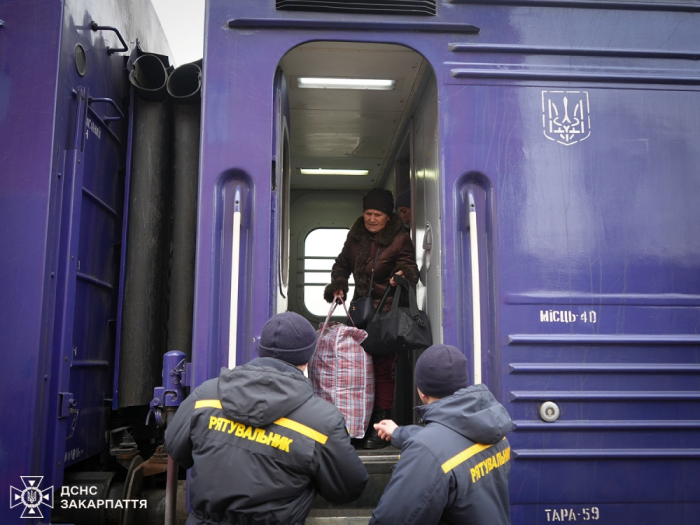 Рятувальники Закарпаття продовжують допомагати вимушено переміщеним особам
