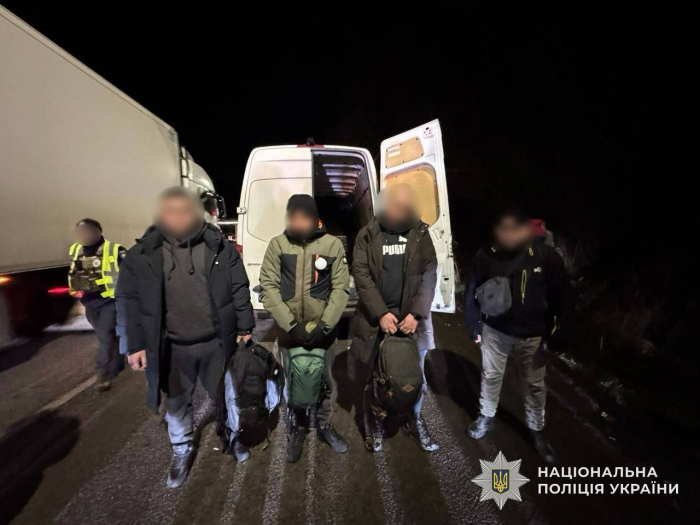 Перевозив у мікроавтобусі під виглядом опломбованого вантажу: на в’їзді до Закарпаття затримано переправника військовозобов’язаних разом з групою клієнтів

