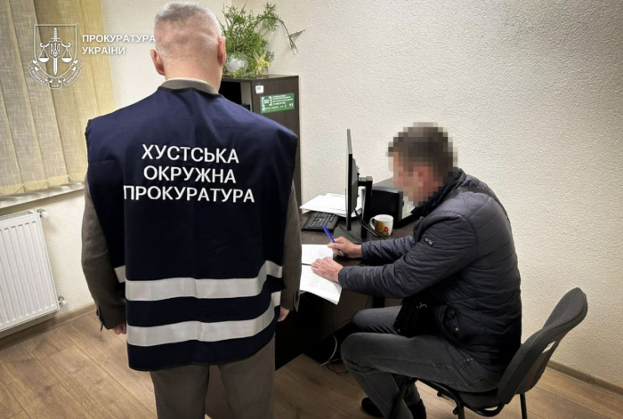 Прокурори повідомили про підозру посадовцю, який фактично «стер» з реєстру майже гектар приватної землі на околиці Хуста