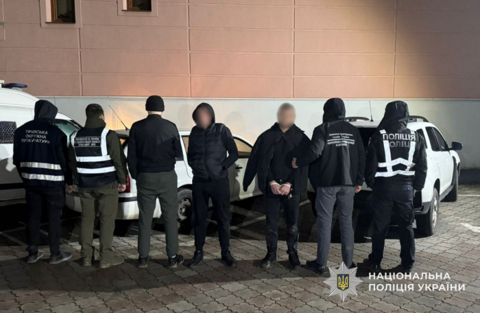 8 000$ за трансфер річкою до Румунії: на Закарпатті правоохоронці затримали двох причетних до переправлення