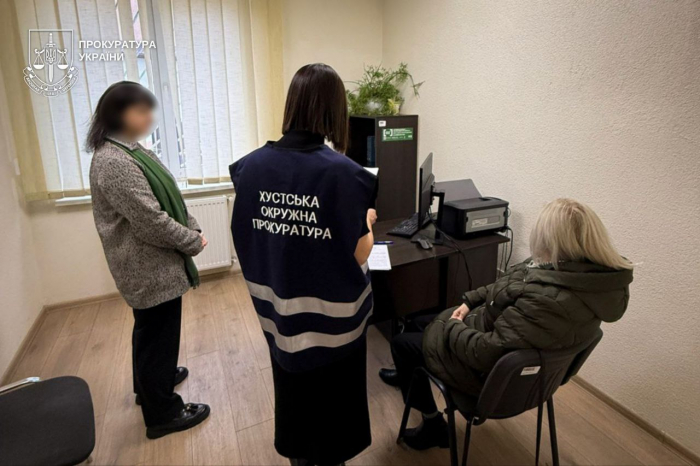 Майже пів мільйона гривень на додаткові надбавки колезі – у Хусті прокуратура повідомила про підозру колишній головній бухгалтерці міської ради