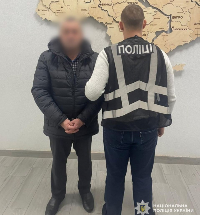 Поліцейські Закарпаття затримали підозрюваного у розбещенні малолітньої дівчинки 

