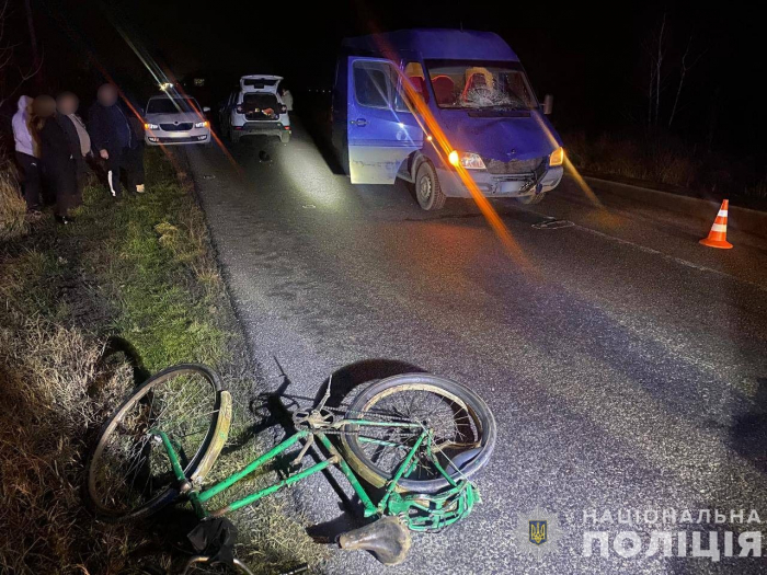 Смертельна аварія на Ужгородщині: водій мікроавтобуса збив чоловіка