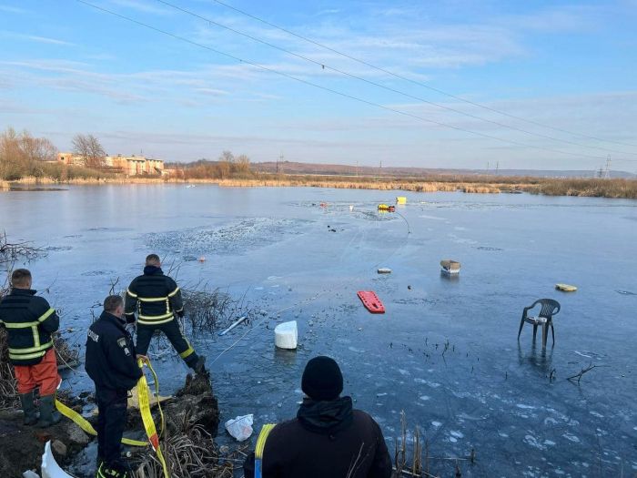 У Хусті поліцейські та дснсники врятували чоловіка, який провалився під кригу

