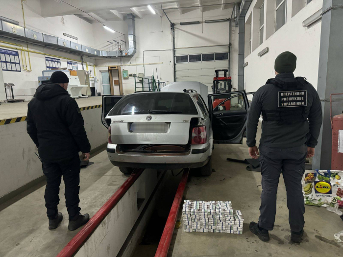 На кордоні зі Словаччиною в автомобілі закарпатки знайшли безакцизні сигарети

