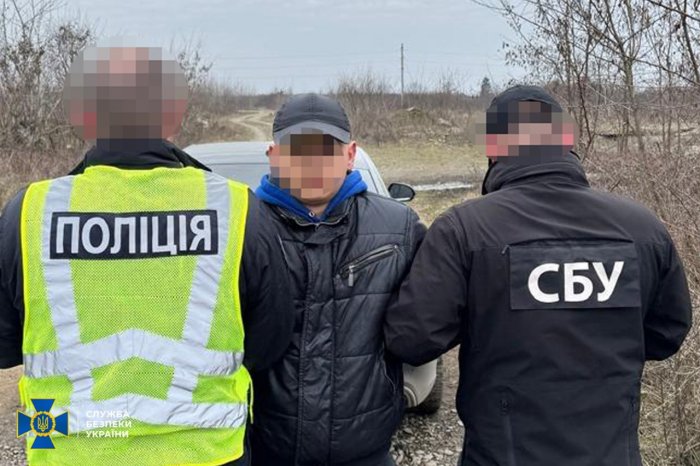 На Закарпатті СБУ і Нацполіція викрили ще 3 ділків, які намагались продати криміналітету «трофейну» зброю