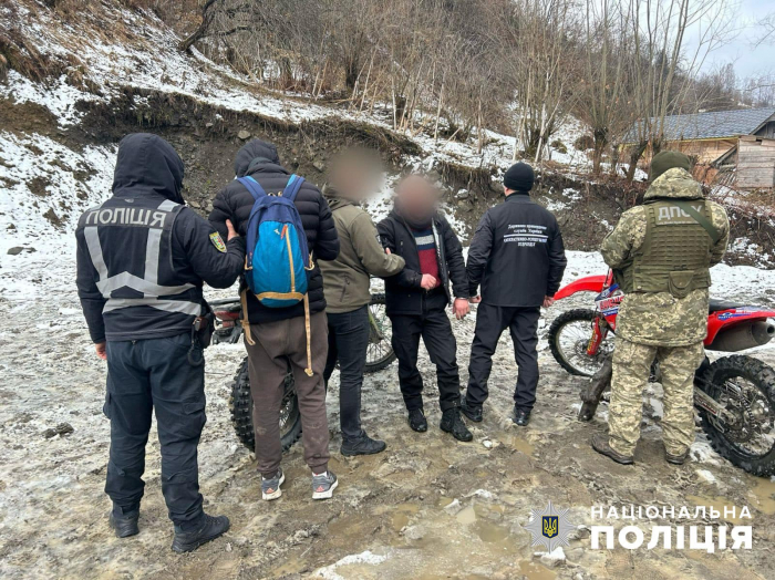 На Закарпатті поліція заблокувала ще дві схеми переправлення військовозобов’язаних через кордон: затримано причетних до злочину

