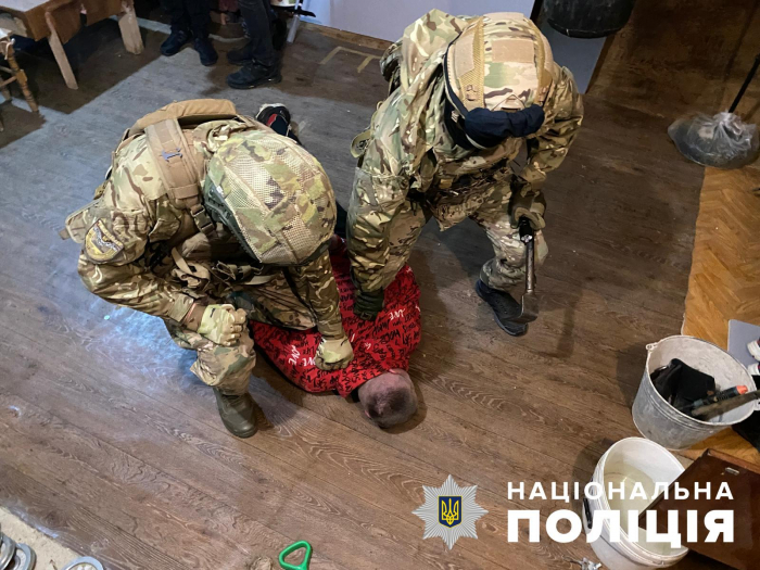 Напав на жінку та відібрав сумку з кількома тисячами євро: поліція Ужгорода затримала зловмисника