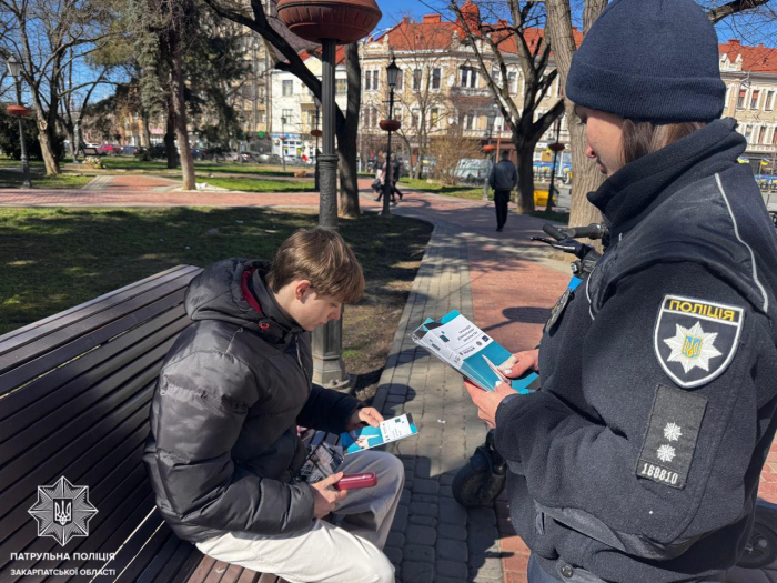 "Про насильство не мовчать!" — закарпатські патрульні інформували, як діяти у разі домашнього насильства