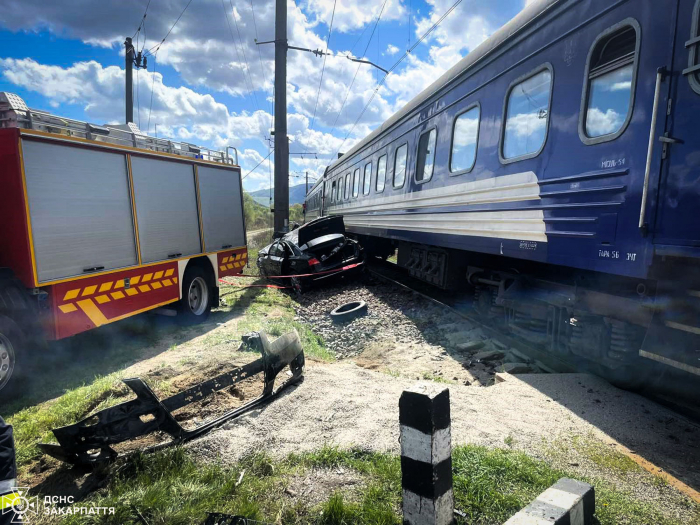 Зіткнення автівки з потягом на Ужгородщині: подробиці та фото від рятувальників