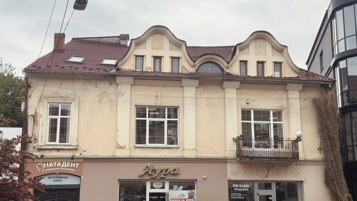 В Ужгороді демонтували незаконні вивіски у центральній частині міста