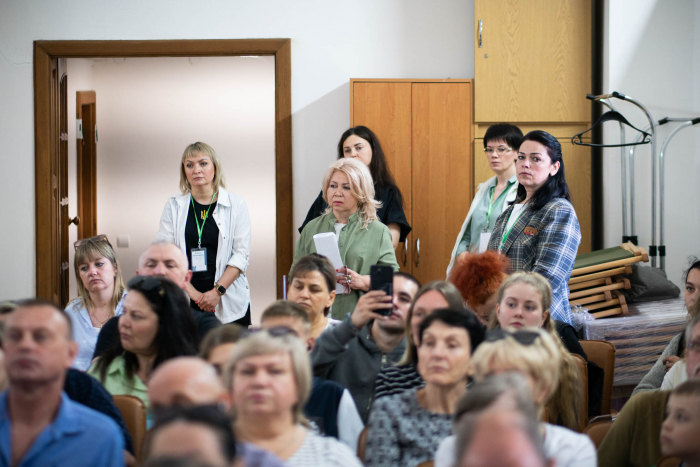 Зустріч із бахмутянами на Закарпатті: очільник Бахмута Олексій Рева поспілкувався з переселенцями в Ужгороді