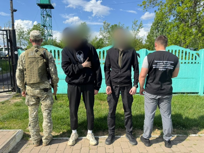 Прикордонники оперативно затримали ділка, який спробував переправити в Угорщину двох військовозобов'язаних чоловіків