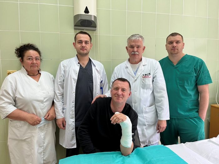 Унікальна операція в Закарпатській обласній лікарні: військовому відновили функцію кисті після важкого поранення