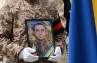 Сьогодні Ужгород провів в останню путь 40-річного захисника, солдата Василя Чурговича