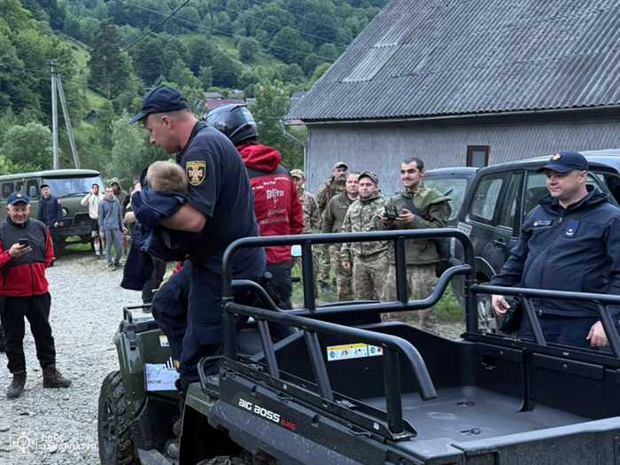 Дивовижний порятунок: більше сотні людей усю ніч шукали 2-річного хлопчика на Рахівщині