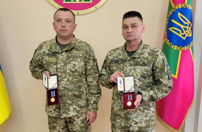 «Захиснику Вітчизни»: двох прикордонників Чопського загону відзначили державними нагородами
