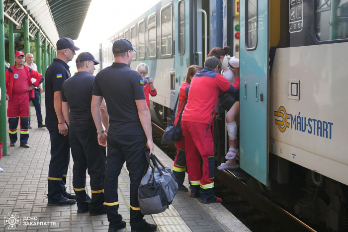 Дорога додому крізь біль і страх: дітей, які пережили ДТП у Франції, зустріли в Чопі