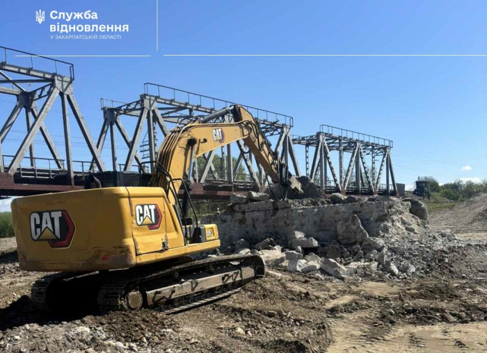 Реконструкція мосту у Тересві: для розбору прогону перенаправили русло річки