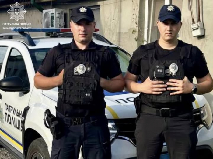 У Мукачеві патрульні надали допомогу дівчині, яка намагалася завдати собі шкоди