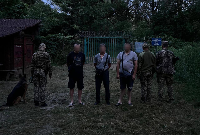Спокусилися на закордон: на околиці Чопа затримали трьох львів'ян призовного віку