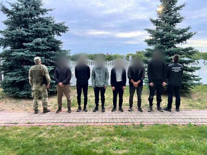Поблизу кордону з Угорщиною прикордонники зупинили групу порушників