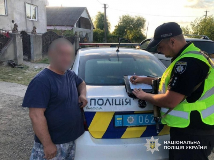 Поліція Ужгородщини притягнула до відповідальності чоловіка, який викинув напризволяще шістьох цуценят
