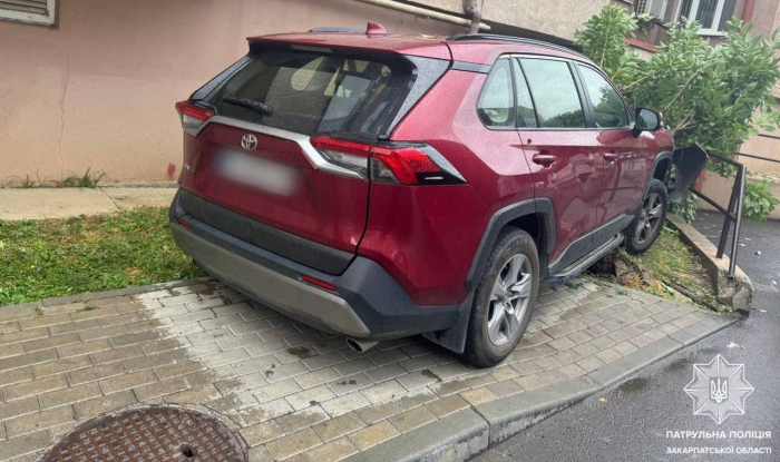 2,9 ‰ алкоголю та чотири протаранені автівки — патрульні притягнули до відповідальності порушницю ПДР в Ужгороді