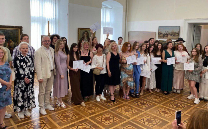 У Закарпатському обласному художньому музеї вручили дипломи випускникам Академії мистецтв