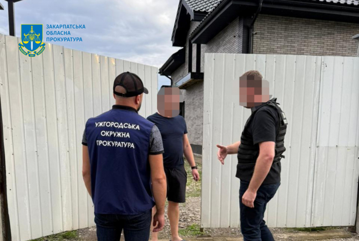 Корупційна схема за прискорене виготовлення закордонних паспортів у Хусті: прокуратура повідомила про підозру співробітнику міграційної служби
