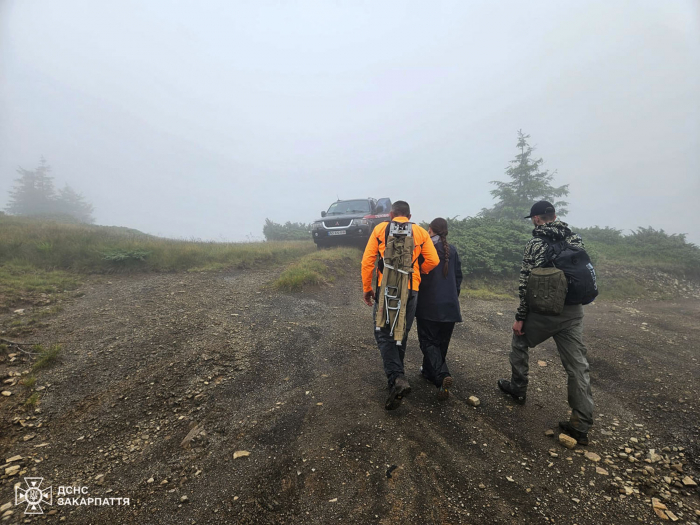 Рятувальники допомогли подружжю, яке заблукало в Карпатах