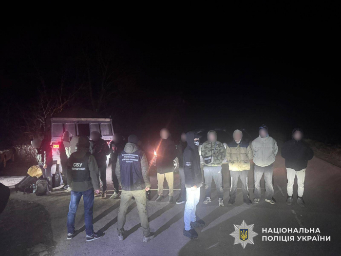 Перевозили у вантажівці з піском: на Закарпатті судитимуть групу зловмисників, які намагалися переправити 13 військовозобов’язаних за кордон